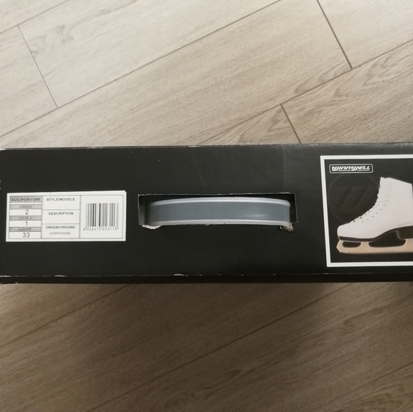 Kids/youth figure skates & helmet - Picture 2 of 10